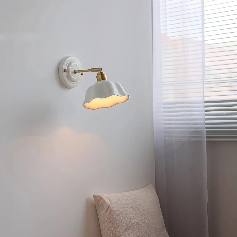 lampe murale vintage blanc doré motif relief bord ondulé fixée mur opaque