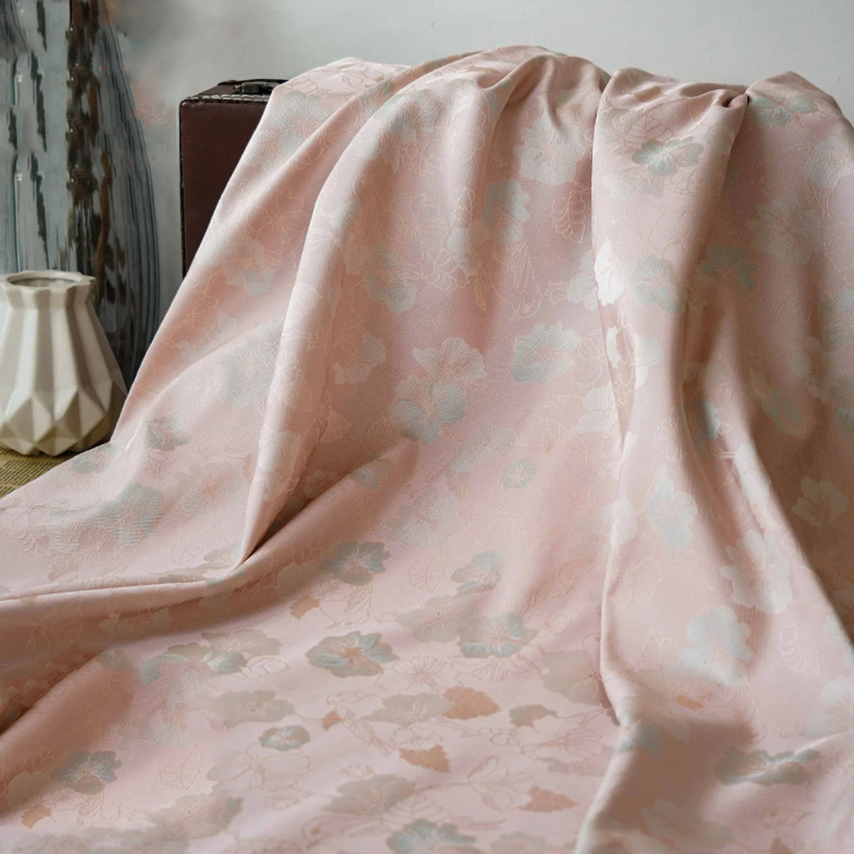 tissu floral rose fleurs blanches classique opaque polyester couture robe jupe élégant