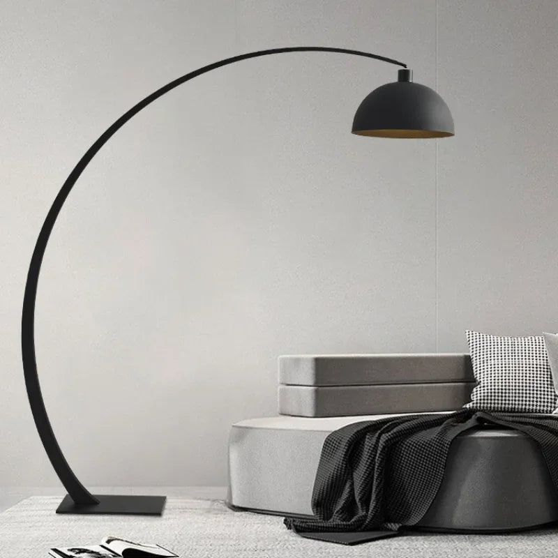 lampe arc moderne métal noir finition mate salon éclairage intérieur chic
