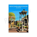 L'illustration montre un paysage urbain avec un imposant moteur de faisceau d'angle Newcomen, encadré par des bâtiments colorés et un ciel bleu.