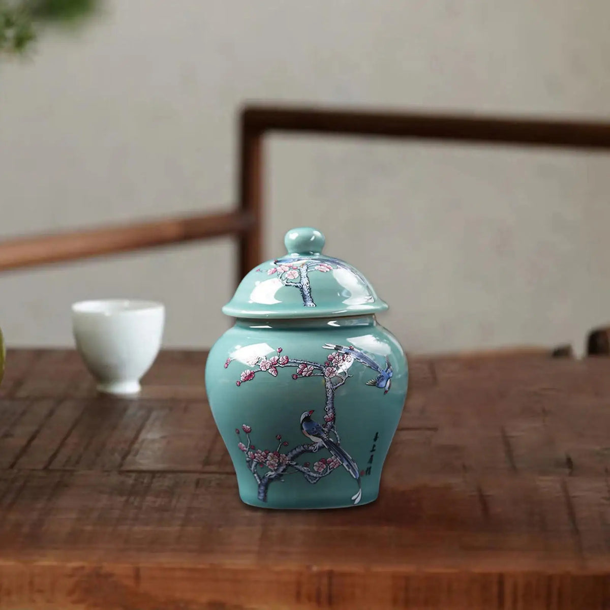 vase bleu blanc pot épices céramique couvercle poignée ornements floraux classiques