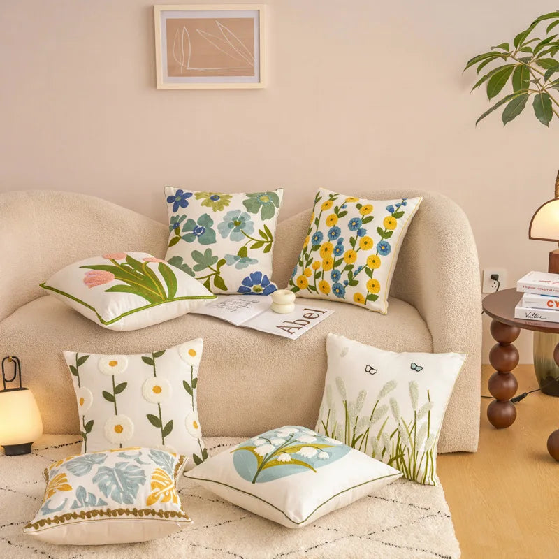 housse coussin brodée motif floral moderne poly coton décoration intérieure blanc vert bleu jaune