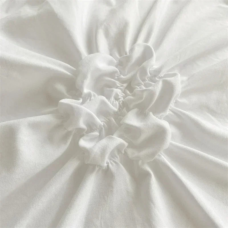 Parure de lit fleurs torsadées en noir dans une chambre moderne