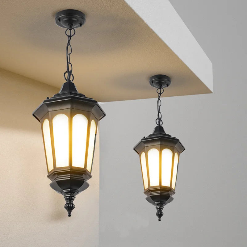 lampe suspendue vintage noire détail métallique chaîne éclairage rétro salon chambre
