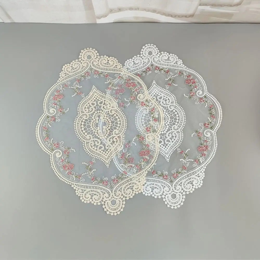 serviette table brodée florale dentelle blanc rose pâle classique romantique opacité bouquet tulipes vase