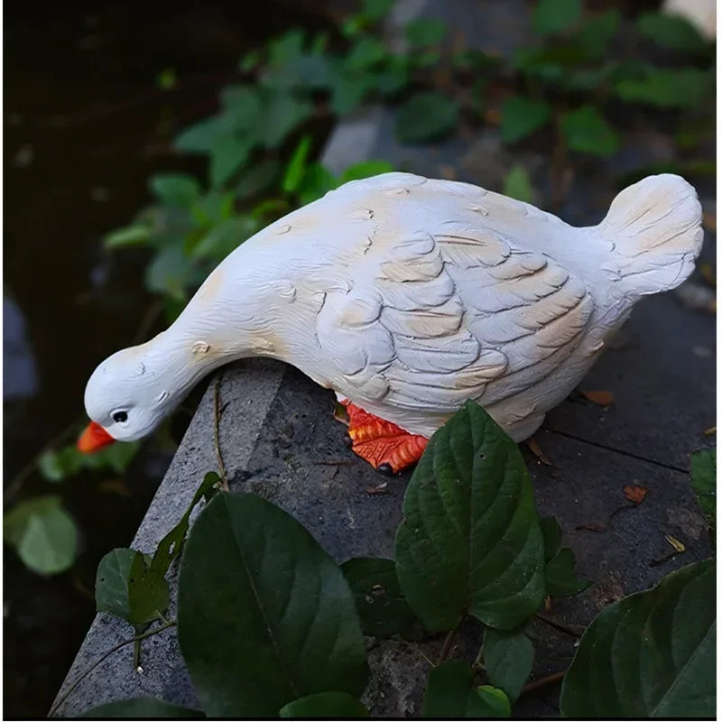 statue canard blanc plumes orange piscine jardin décoration extérieure animaux ornements paysagistes fleurs artificielles