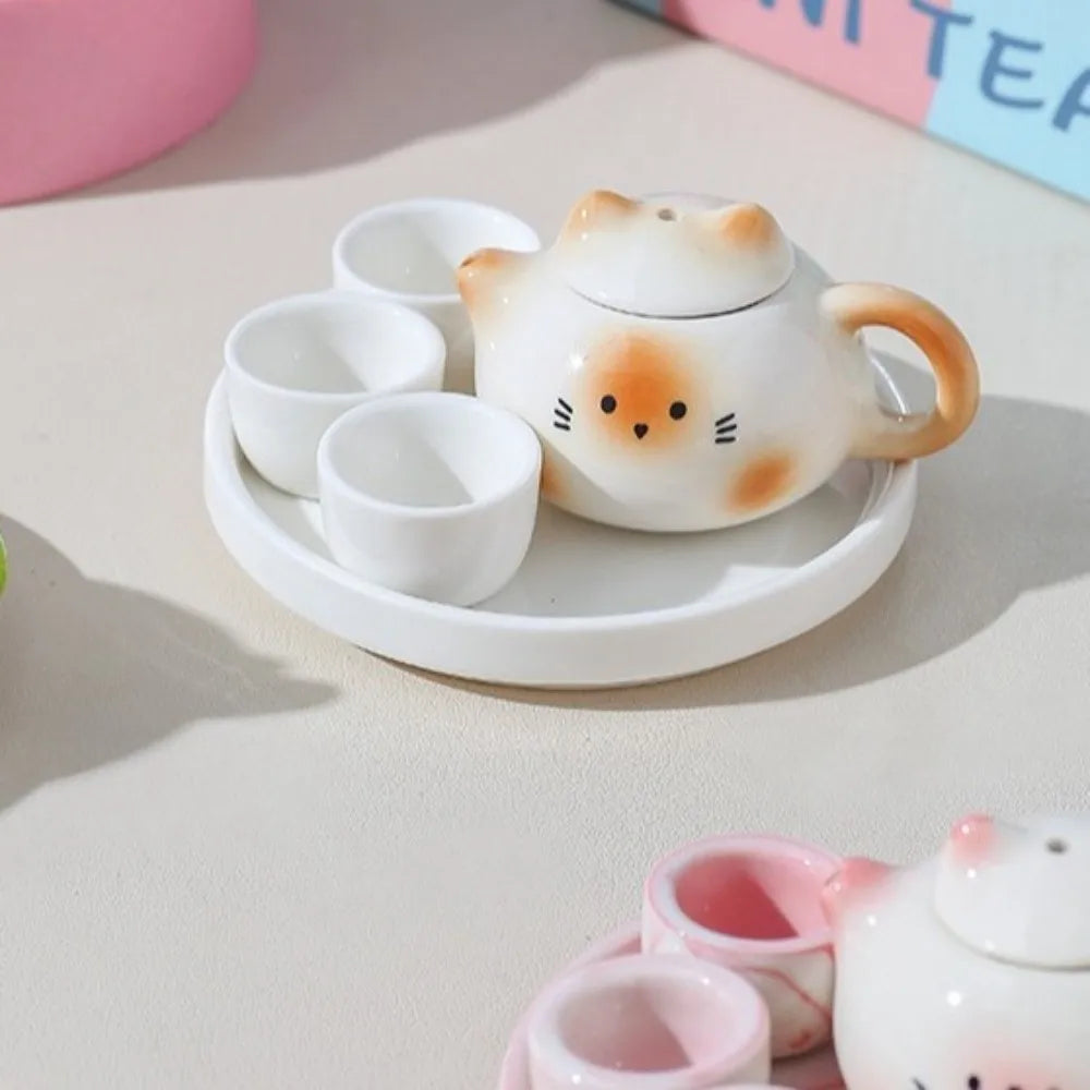 théière forme chat blanc orange rose visage mignon oreilles pointues taches oranges decorative cartoonish