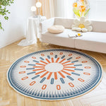 Tapis rond multicolore avec motifs solaires dans un salon lumineux et confortable.