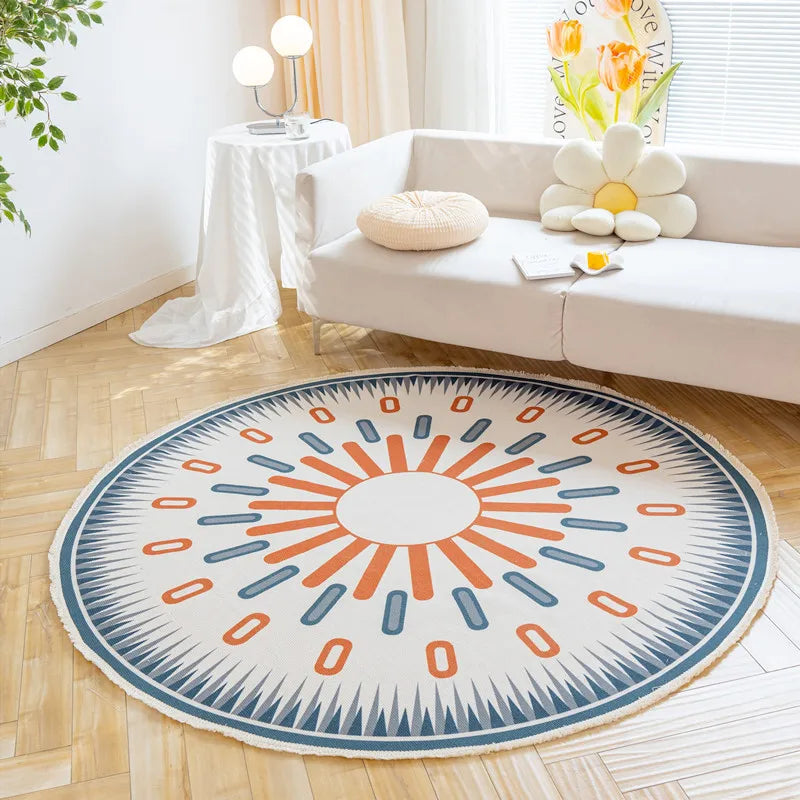 Tapis rond multicolore avec motifs solaires dans un salon lumineux et confortable.