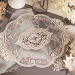 serviettes table vintage blanches rose pâle broderie florale dentelle romantique