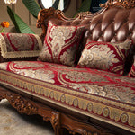 Ce sofa à design baroque se distingue par ses motifs floraux exquis et son ornement sculpté, créant une ambiance luxueuse et raffinée dans cet intérieur.