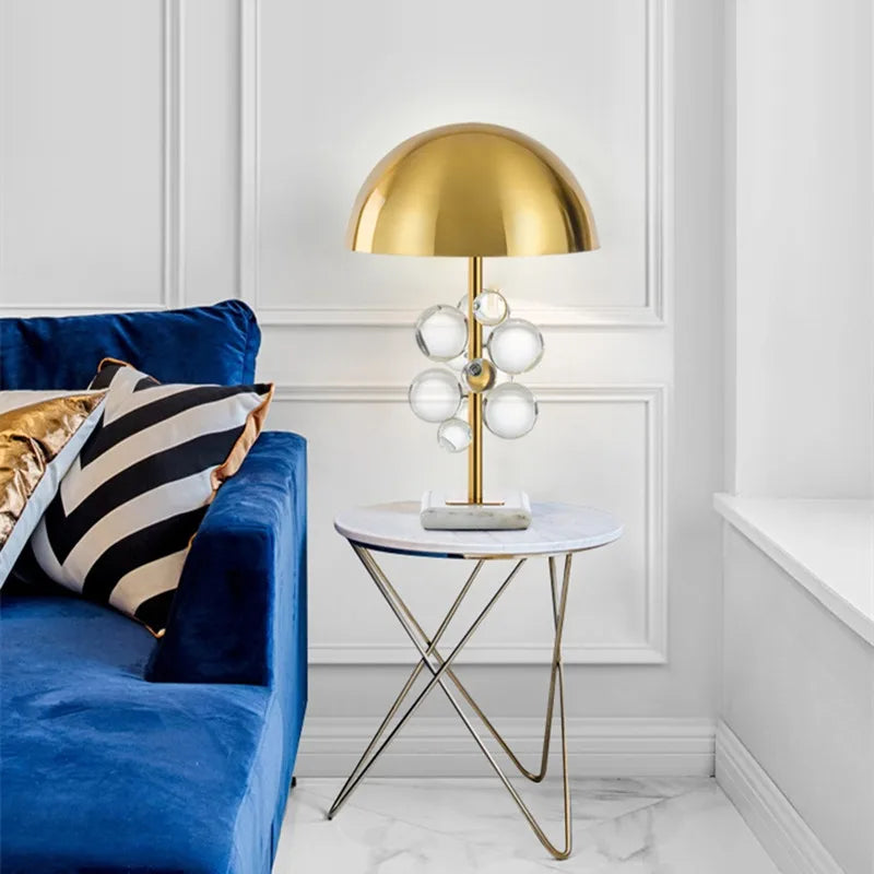 Lampe de table champignon doré éclairée dans une chambre à coucher