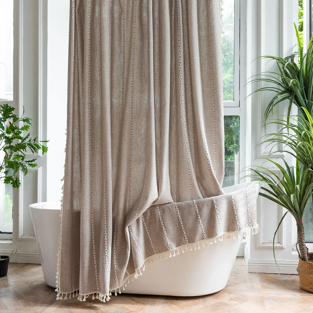 rideau moderne bohème beige clair gris clair rayures verticales franges opaques crochets métalliques