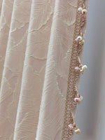 rideau rose pâle classique motif feuilles dorés salon chambre fenêtre maison moderne