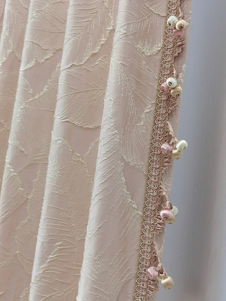 rideau rose pâle classique motif feuilles dorés salon chambre fenêtre maison moderne