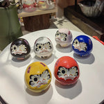décoration table céramique daruma dolls visage stylisé motifs floraux traditionnel japonais couleur rose bleu