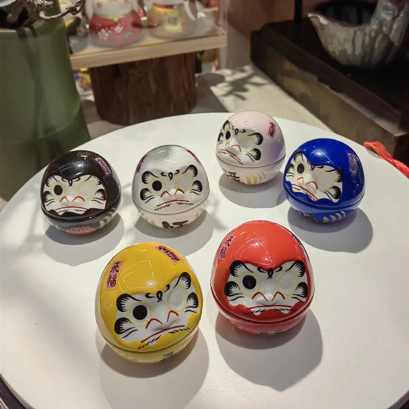 décoration table céramique daruma dolls visage stylisé motifs floraux traditionnel japonais couleur rose bleu