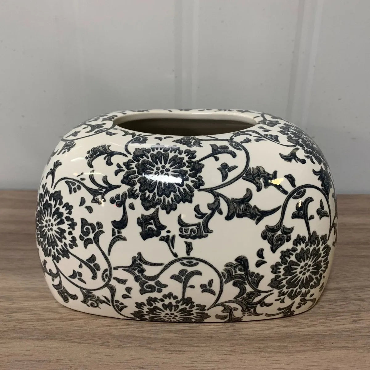 boîte mouchoirs porcelaine motifs floraux blanc bleu gris décor intérieur élégant classique