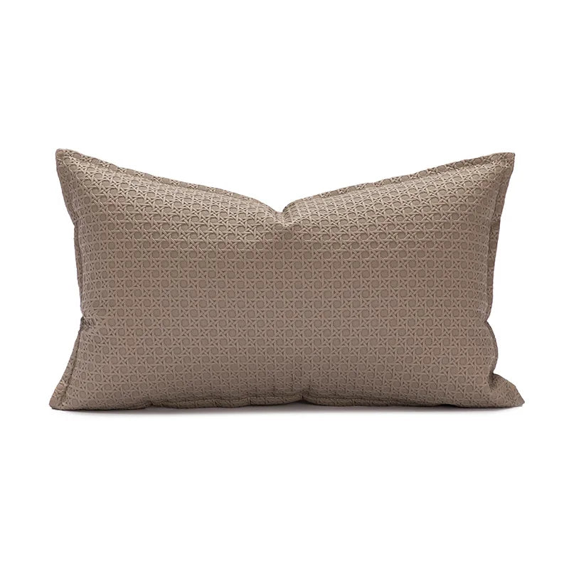 Coussin décoratif rectangulaire beige orné d'un motif géométrique élégant.