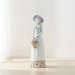 statuette féminine céramique émaillée robe élégante motifs floraux classique chapeau blanc bleu doré