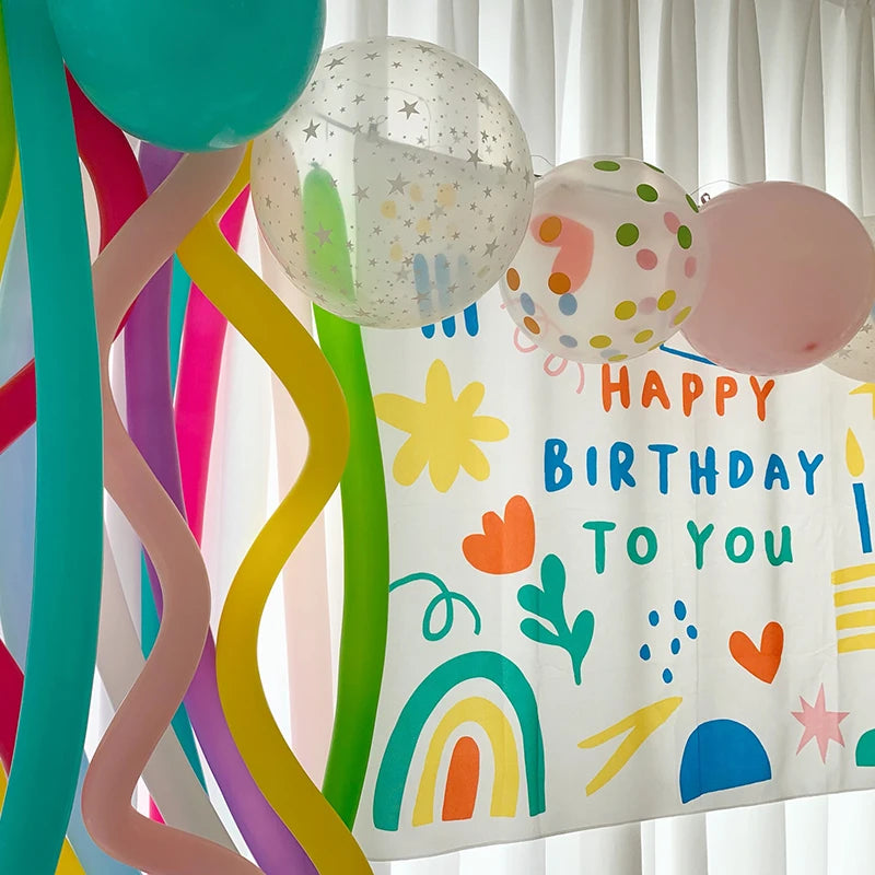décoration chambre coucher rideau mural happy birthday confettis arc ciel lettres motifs festifs clips