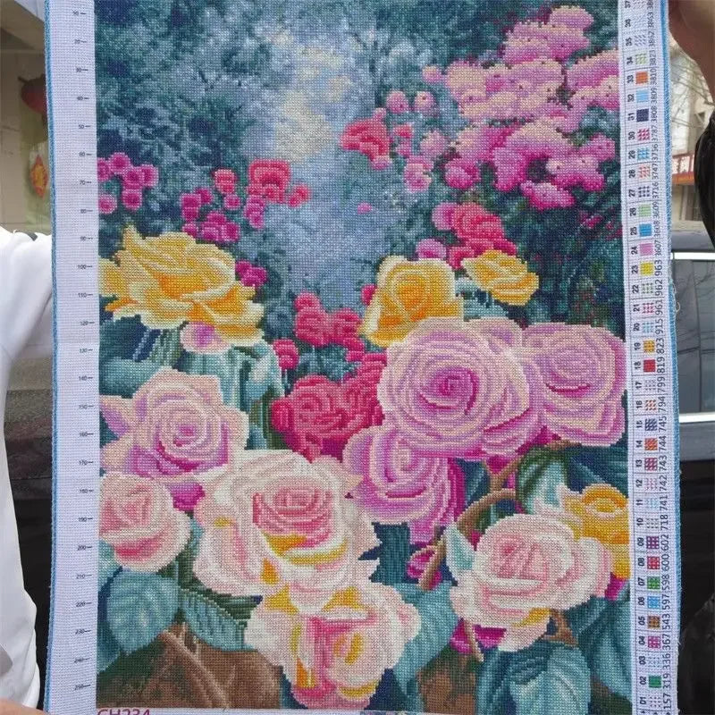 kit broderie point croix motifs floraux roses dahlias sauvages tissu opaque couleur variée