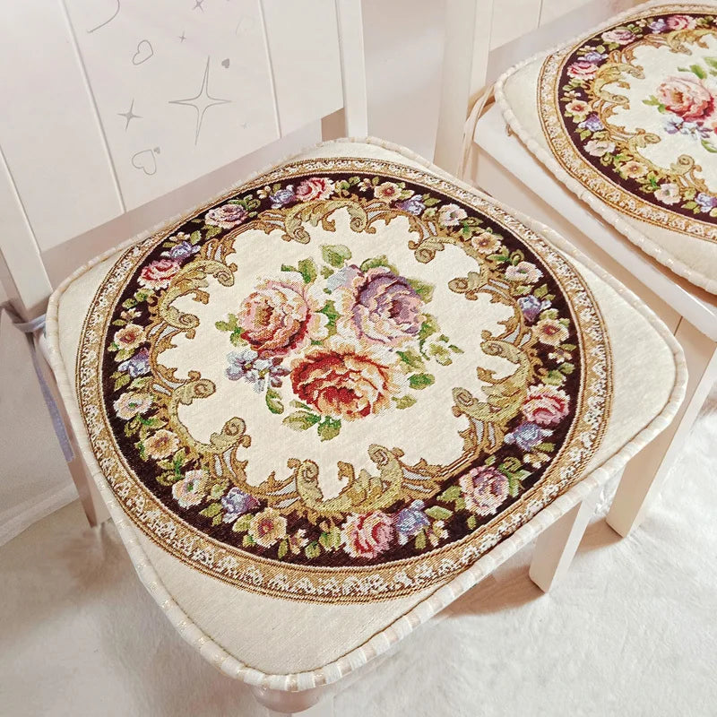 coussin chaise classique motif floral broderie pompons vintage siège salle manger