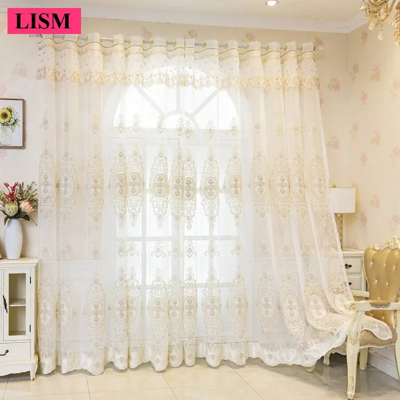 rideau beige clair broderie florale dentelle tulle classique fenêtre salon chambre maison luxe