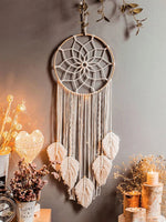 attrape rêves boho macramé feuilles plumes beige marron clair artisanal crochet métallique franges chambre