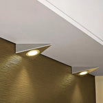 Installation facile de la lampe LED triangle sur un mur