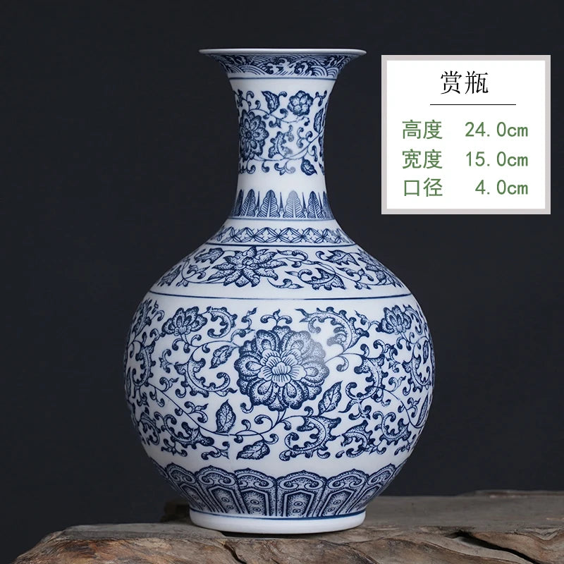 Magnifique vase en porcelaine bleu et blanc orné de motifs floraux élégants.