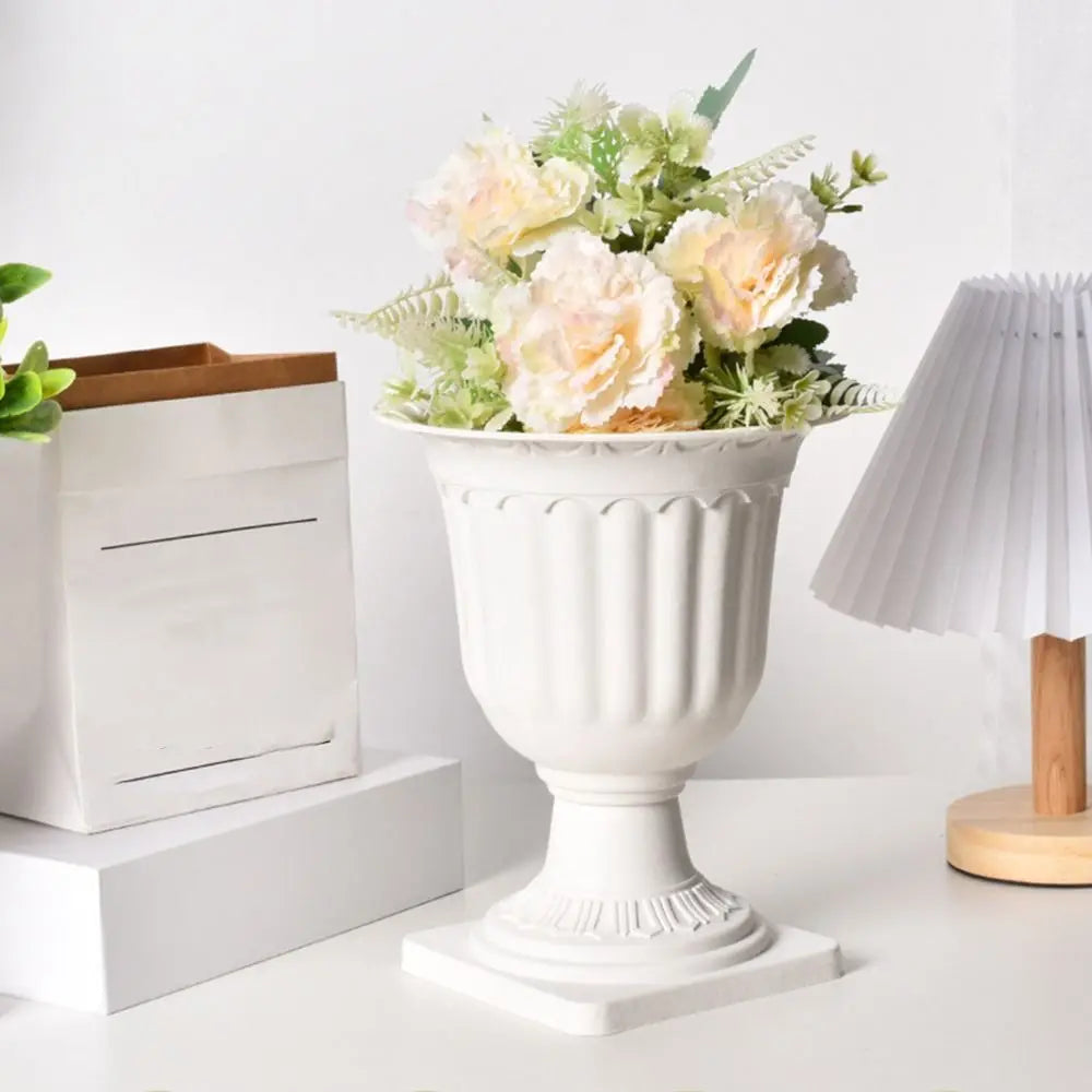 urnes decoratives antiques pots fleurs blancs canelures sculptees intérieur salon decoration