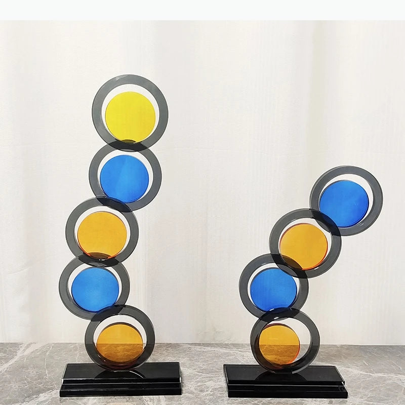 sculpture contemporaine géométrique couleurs noir jaune bleu orange base noire