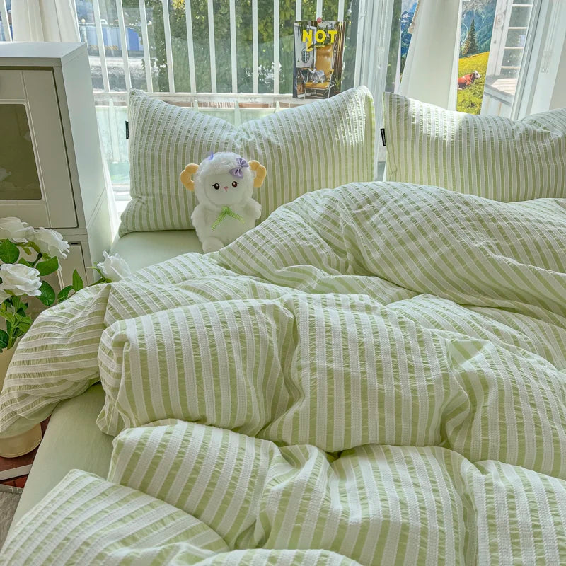 Literie unie crème dans une chambre moderne