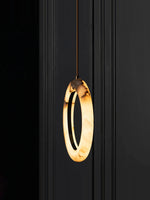 Suspension LED cercle marbre blanc veiné couloir