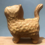 statue chien bois sculpté main marron clair texture peau artisanale modernescrição courte