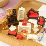 meubles miniatures poupées classiques rouge marron blanc doré texture cuir motifs floraux buste harpe