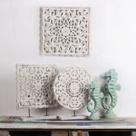 décorations murales ajourées bohèmes motifs floraux blanc cassé vases bougies fleurs ethniques shabby chic