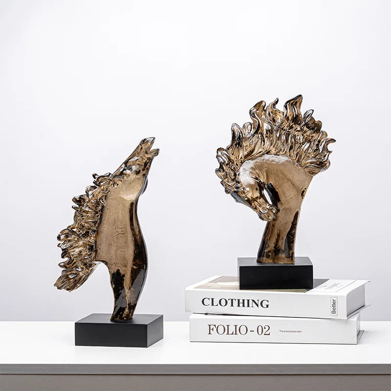 statuette cheval stylisé crinière ondulée moderne transparente doré blanc base carrée noire décoration maison