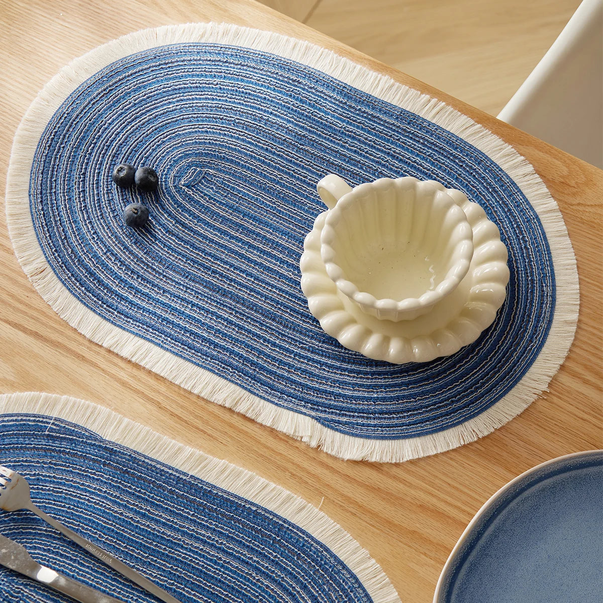 tapis table moderne bleu marine blanc rayures horizontales franges 30x45cm rustique