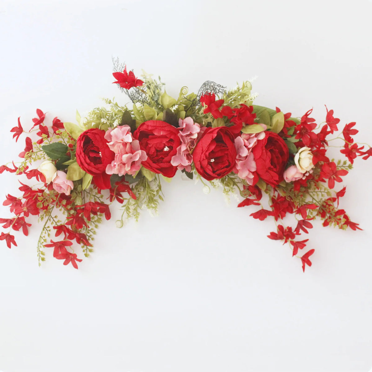 décoration extérieure mariage guirlande florale artificielle rose feuilles verte naturelle romantique