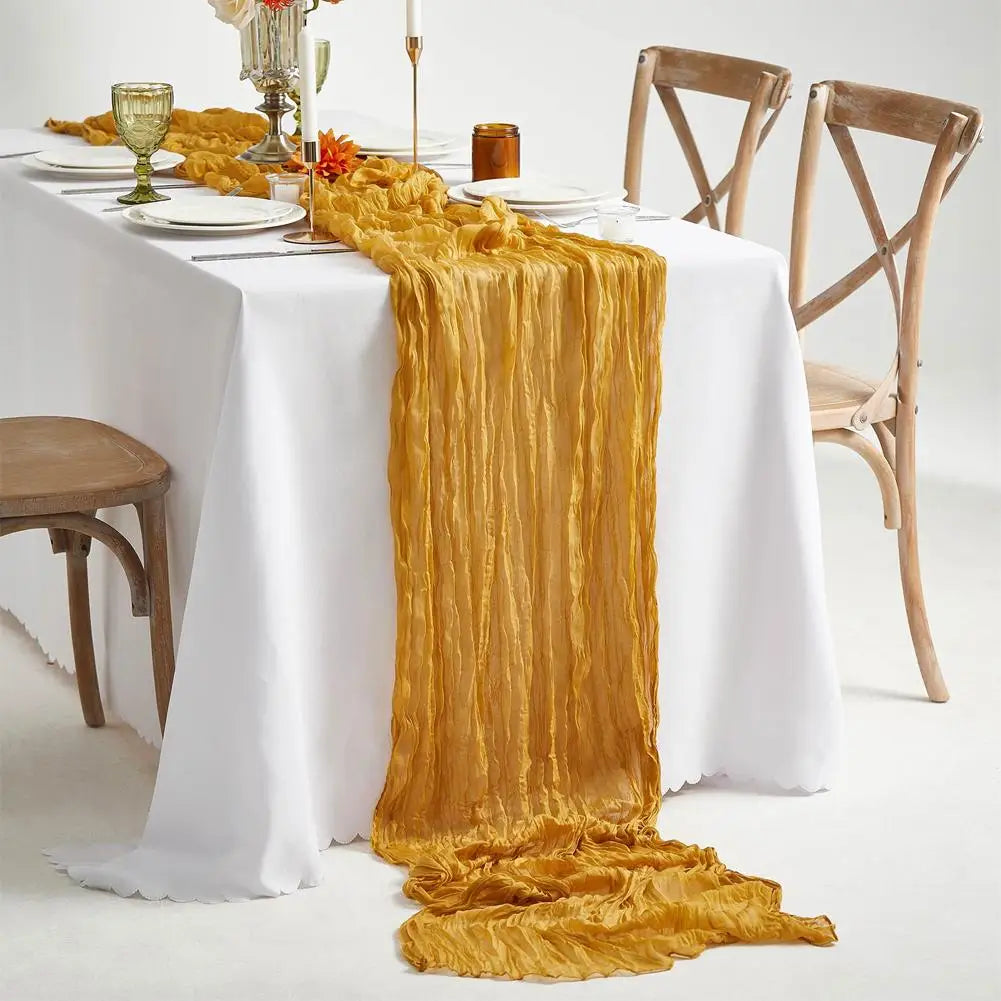 chemin table plissé moderne vert olive beige rouge brun élégant assiettes fourchettes couteaux serviettes