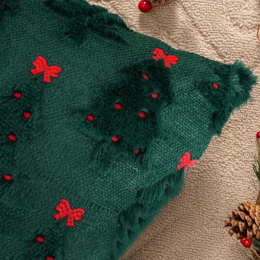 housse coussin noël motif sapins brodés vert foncé rouge crème texture poilue festif