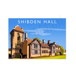 L'image montre un bâtiment de style Tudor, le Shibden Hall, avec une tour et des fenêtres à colombages, entouré d'une pelouse verdoyante sous un ciel bleu.