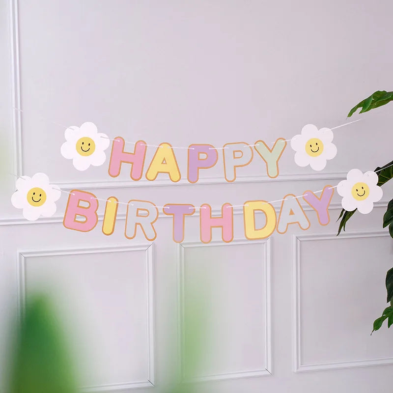 guirlande fleurs anniversaire mariage blanc jaune simple décoration minimaliste océillets inclusion ruban protection