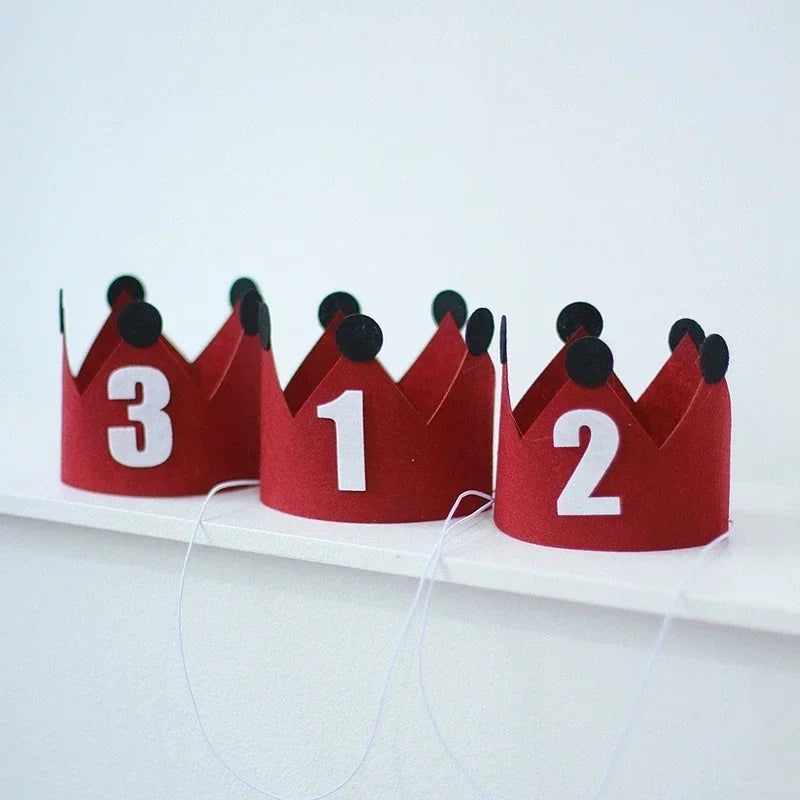 couronne anniversaire enfant rouge numéros blancs oreilles noires festive décoration ruban festif