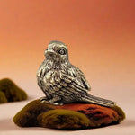 statuette oiseau plumes détaillées texture rugueuse nid d'oiseaux bout tronc arbre rochers mousse ornement