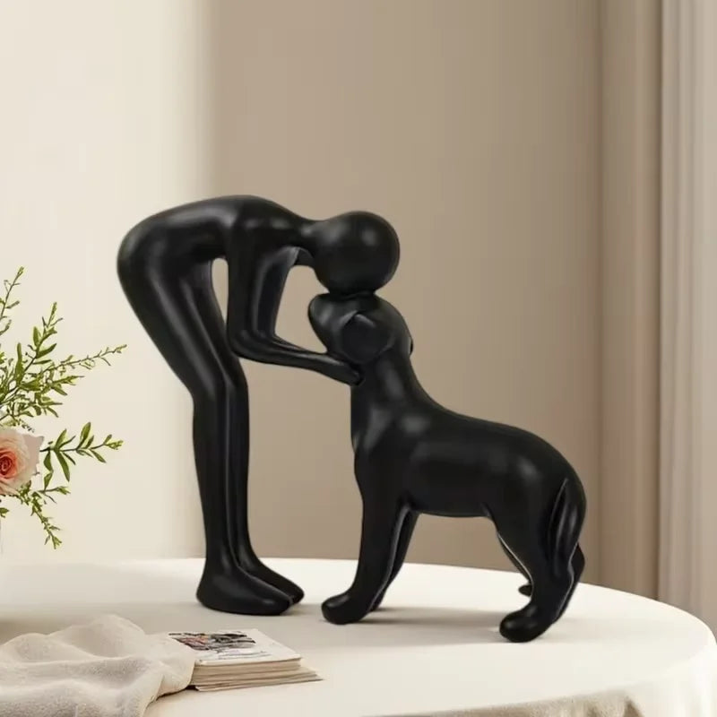 sculpture abstraite noire moderne deux figures chien vase fleurs séchées bougie carnet stylo lunettes