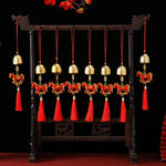 décoration murale traditionnelle chinoise motifs floraux or rouge blanc pièces d'or rubans pompons caractères