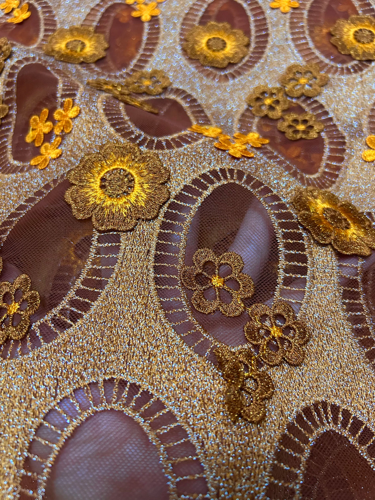 tissu dentelle africaine broderie fleurs géométriques vert foncé violet doré occasion party